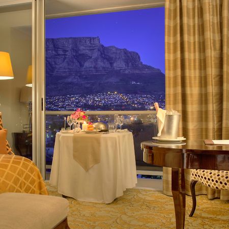 فندق تاج كيب تاون المظهر الخارجي الصورة A room at the Cape Town Hilton