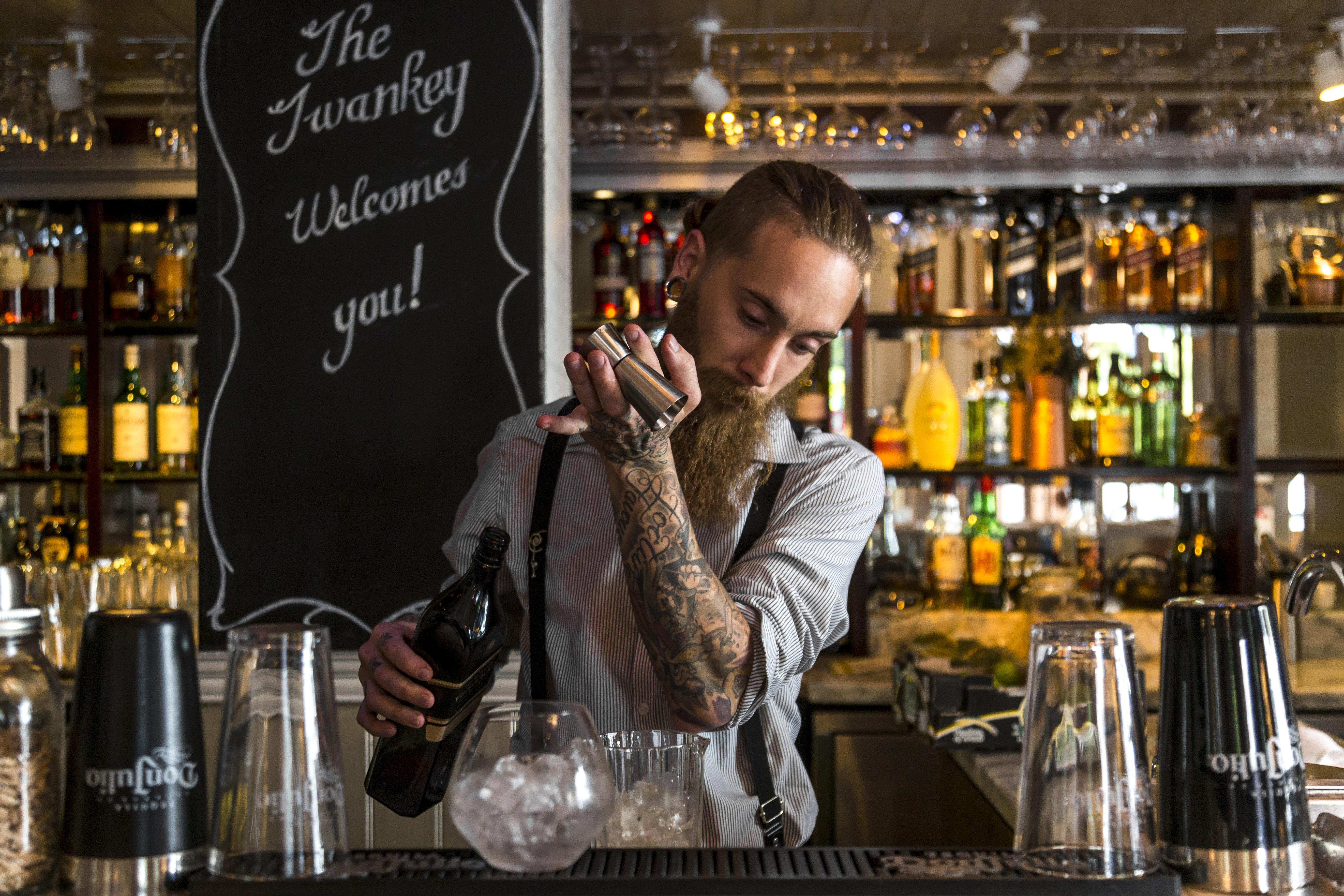 فندق تاج كيب تاون المظهر الخارجي الصورة A bartender at work