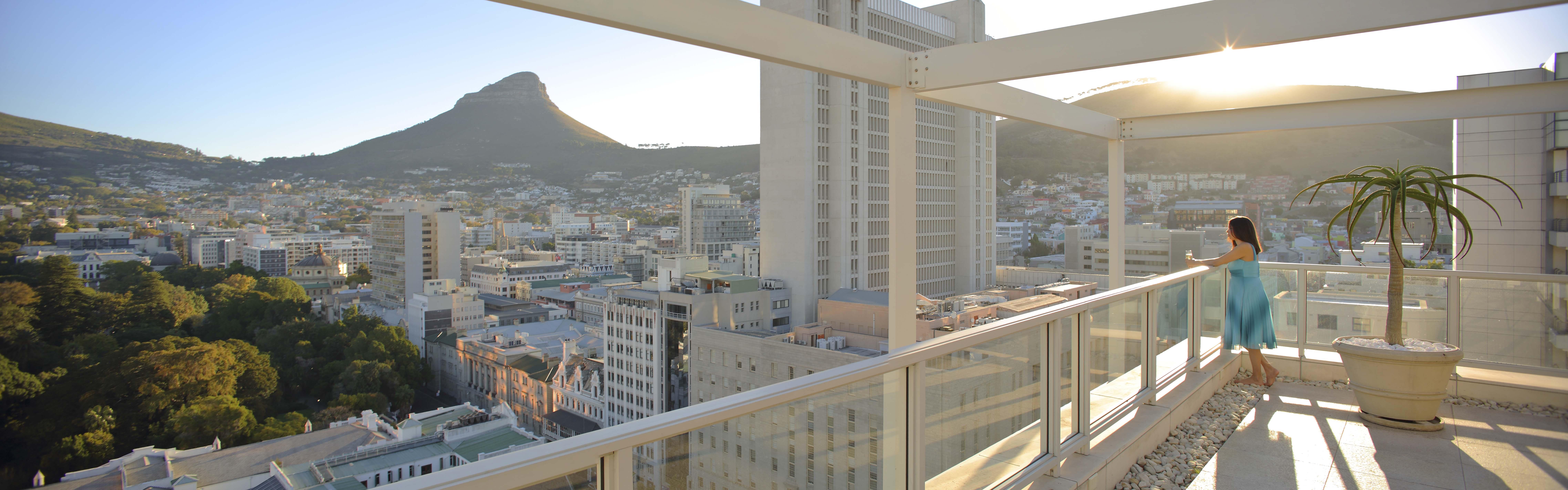 فندق تاج كيب تاون المظهر الخارجي الصورة View of the Cape Town skyline from the Cape Town International Convention Centre