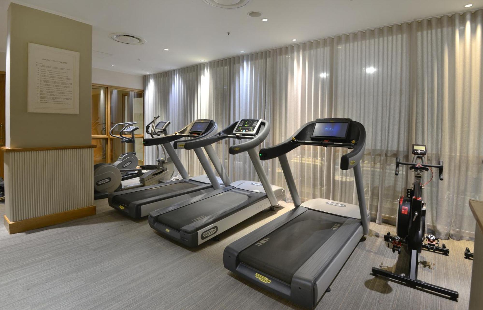 فندق تاج كيب تاون المظهر الخارجي الصورة Treadmills in a gym