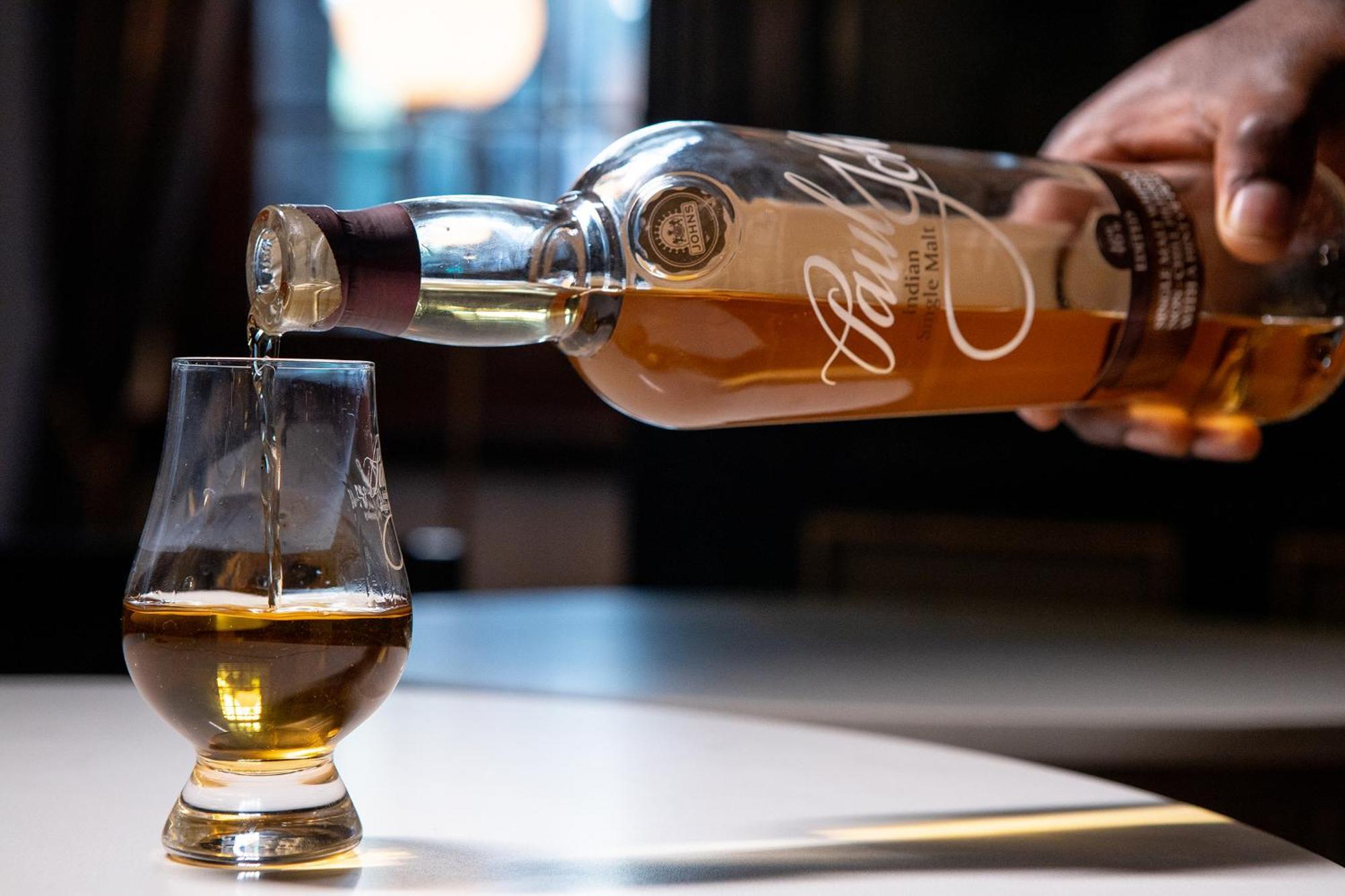 فندق تاج كيب تاون المظهر الخارجي الصورة A bottle of Auriverde being poured into a glass